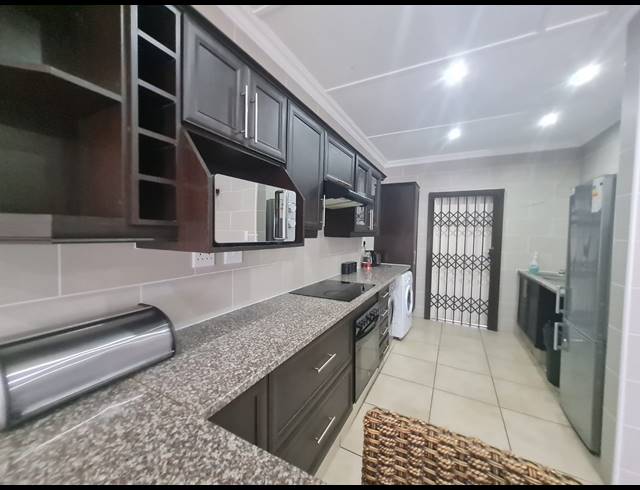 3 BEDROOM DUET TO LET IN BIRDSWOOD